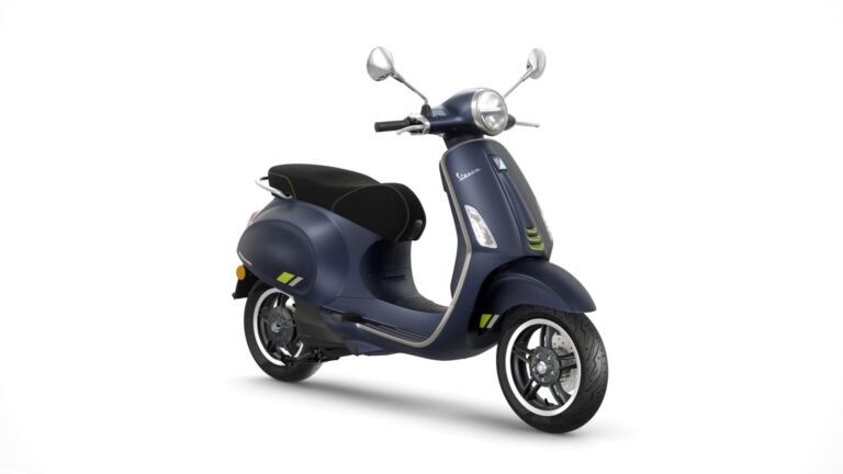 Vespa_Primavera_Tech_Elettrica70_BluEnergicoOpaco_3-4-Ant-DX
